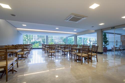 Um restaurante ou outro lugar para comer em Hotel Villa Fiori