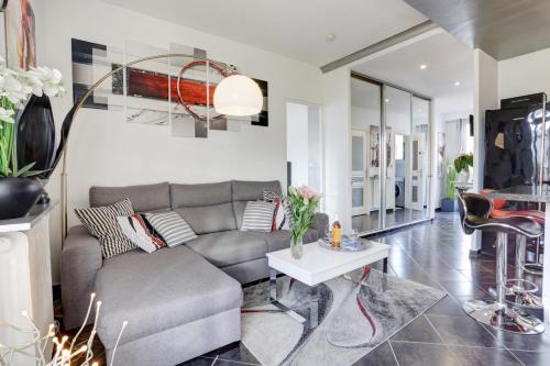 sala de estar con sofá y mesa en LE MANTEGA - F2 MODERNE,CENTRE VILLE, 2 GRANDES TERRASSES,CLIMATISATION, ASCENSEUR, en Niza