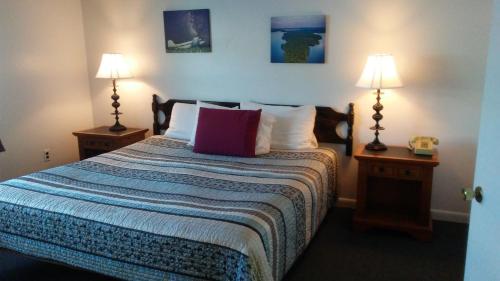 a bedroom with a bed with two lamps on both sides at Leisure Life in Greenville