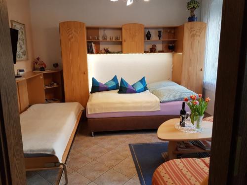 - une petite chambre avec 2 lits et une table dans l'établissement Ferienwohnung Viola, à Meissen