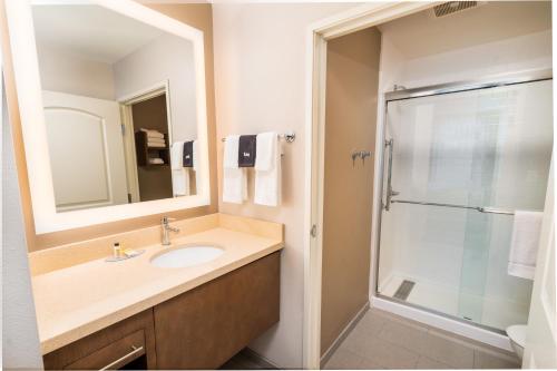 y baño con lavabo y ducha. en Staybridge Suites Coeur d'Alene, an IHG Hotel en Coeur d'Alene