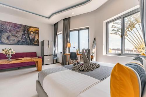 - une chambre avec un grand lit et une grande fenêtre dans l'établissement Paradise Villa Eden, à Bophut 