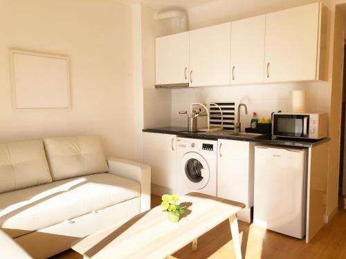 Lovely seaside apartment in front of Calafell beach and Cunit beach 주방 또는 간이 주방