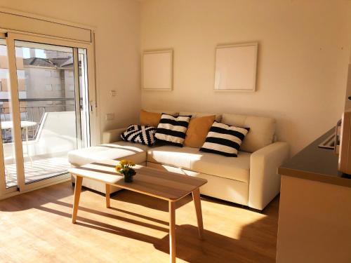 Posezení v ubytování Lovely seaside apartment in front of Calafell beach and Cunit beach