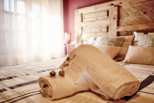 a roll of toilet paper on a bed at Casa Rural Molí de Fòrnols in Fornols