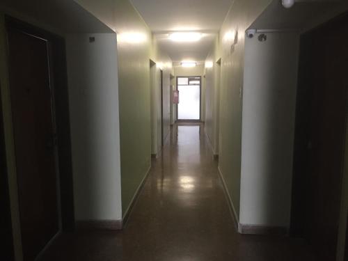 an empty hallway with green walls and a hallway with a door at Monoambiente en el Obelisco, cochera opcional in Buenos Aires