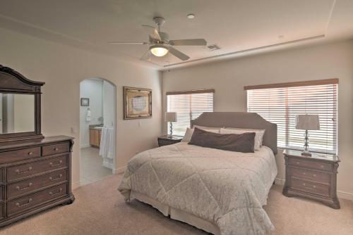 sypialnia z łóżkiem, komodą i lustrem w obiekcie Desert Condo with Pool about 3 Miles to Colorado River! w mieście Bullhead City