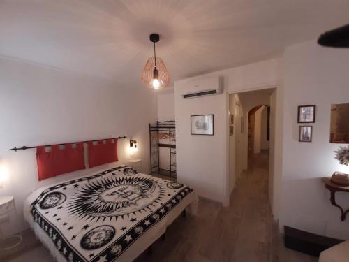 1 dormitorio con 1 cama grande en una habitación en ISEPO APARTMENT, en Venecia