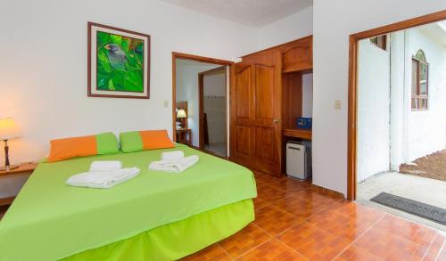 Кровать или кровати в номере Hotel Twin Galápagos