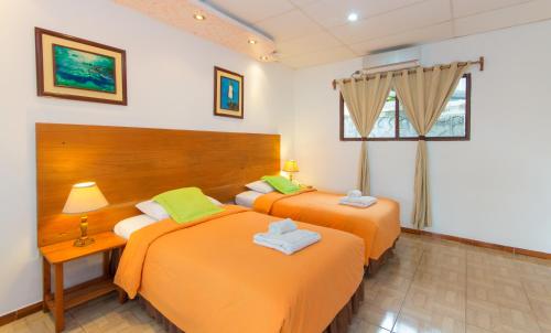 Llit o llits en una habitació de Hotel Twin Galápagos