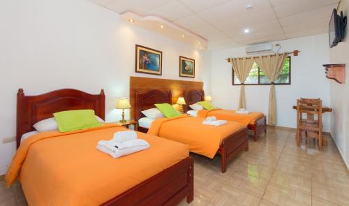 Postel nebo postele na pokoji v ubytování Hotel Twin Galápagos