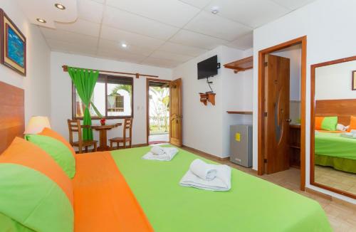 Ένα ή περισσότερα κρεβάτια σε δωμάτιο στο Hotel Twin Galápagos