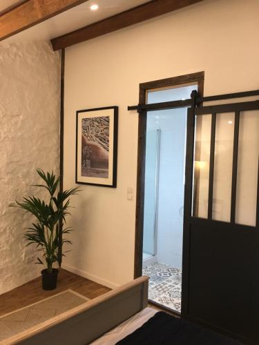 une porte menant à une pièce avec une plante en pot dans l'établissement Gite Marie Ange, à Marsac