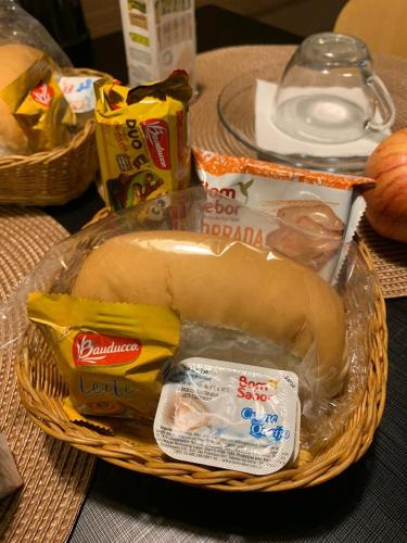 a sandwich in a basket on a table at Oasis Motel in Piracicaba