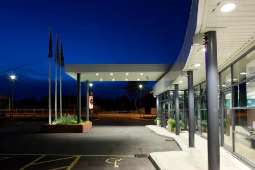 una vista notturna di un edificio di notte di Holiday Inn Express Folkestone Channel Tunnel, an IHG Hotel a Folkestone