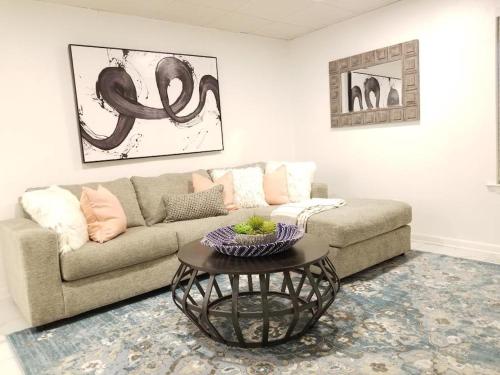7BR- SLEEPS 15! Celebrity Villa! Great Rates!! Image