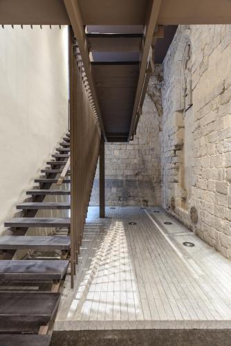 a staircase in a building with a brick wall at APG Carrer Nou Atic in Girona