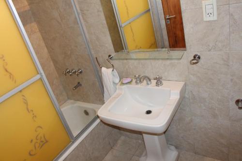 een badkamer met een wastafel en een douche bij Sentite como en casa in Mendoza