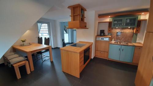 A kitchen or kitchenette at Ferienwohnung Kamitter