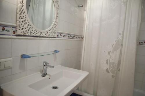 A bathroom at Bahia 58 Apartments Casasol