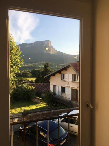 uma vista para uma montanha a partir de uma janela em maison de charme dans village médieval em Les Marches