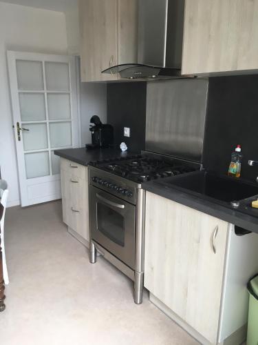 - une cuisine équipée d'une cuisinière four supérieur dans l'établissement maison de charme dans village médieval, à Les Marches