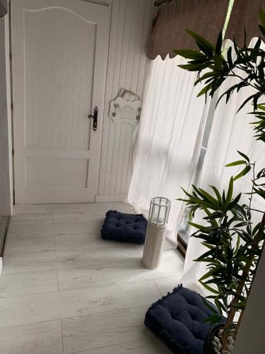 - une terrasse couverte avec 2 oreillers bleus et une porte dans l'établissement maison de charme dans village médieval, à Les Marches