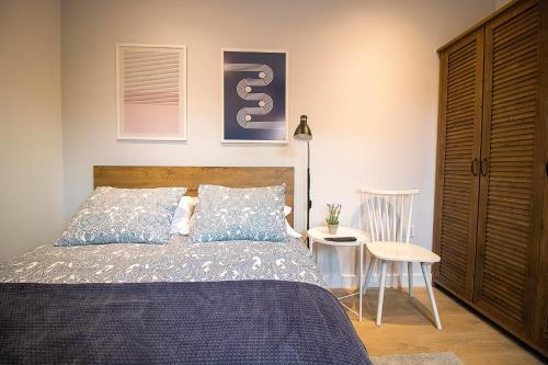 a bedroom with a bed and a table and a chair at Nana / Sobe & Apartmani in Valjevo