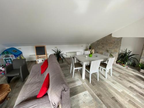 ein Wohnzimmer mit einem Sofa und einem Tisch in der Unterkunft Hostal Casa Vispe in Escalona