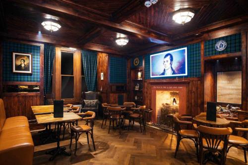 Televisyen dan/atau pusat hiburan di The Whispering Pine Lodge