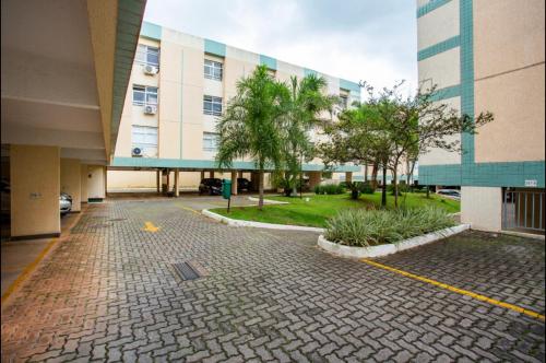 an empty parking lot in front of a building at Kit Net Studio - II, moderna e aconchegante in Brasilia