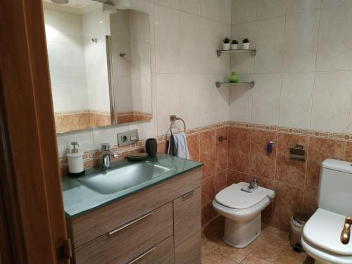 uma casa de banho com um lavatório e um WC em Pilatos em Zamora