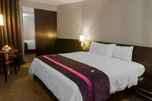 a bedroom with a large bed in a hotel room at Arawi Miraflores Prime in Lima