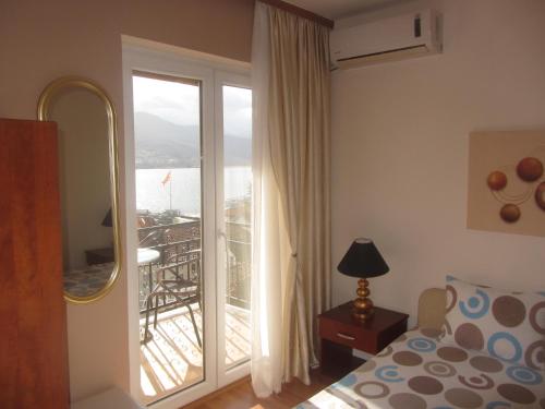 ein Schlafzimmer mit Tür zum Balkon in der Unterkunft Villa Old Town in Ohrid