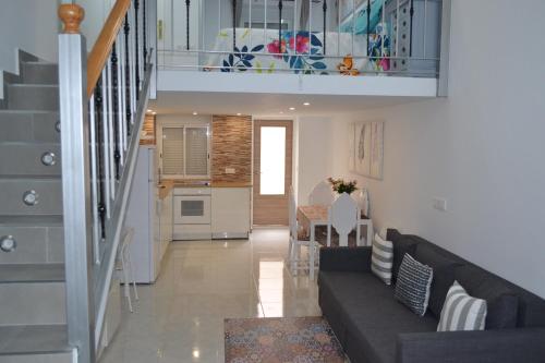 ein Wohnzimmer mit einem Sofa und einer Küche in der Unterkunft Gran Notch in Alicante