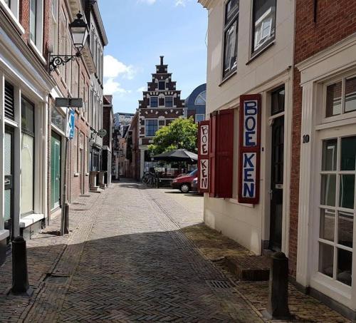 an empty street in a city with buildings at Cosy Cityhouse Leeuwarden in Leeuwarden