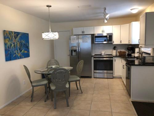 Una cocina o cocineta en Addy's Villas