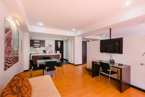 TV a/nebo společenská místnost v ubytování Hotel Aparta Suite Continental Bogotá