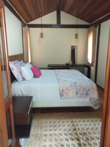 - une chambre avec un grand lit dans l'établissement Linda casa na Serra da Cantareira, à Mairiporã
