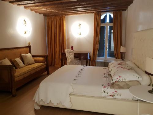 ヴェネツィアにあるBighouseのベッドルーム1室(ベッド1台、ソファ、窓付)