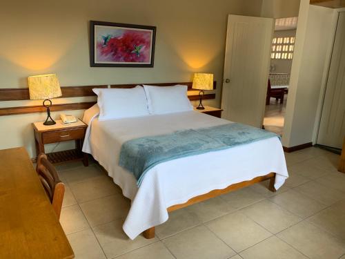 Un pat sau paturi într-o cameră la Hotel Acosta