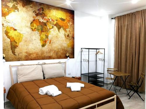 - une chambre avec une carte du monde sur le mur dans l'établissement Lombardi Luxury Home, à Naples