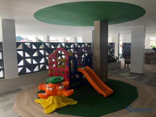 - Zona de juegos infantil con parque infantil en Duplex lindo sofisticado, en Governador Celso Ramos