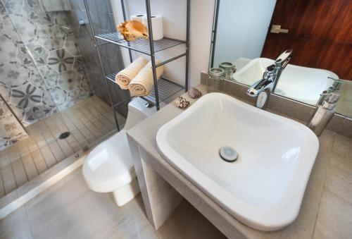 a bathroom with a sink and a shower and a toilet at BOHOSTEL in Guadalajara