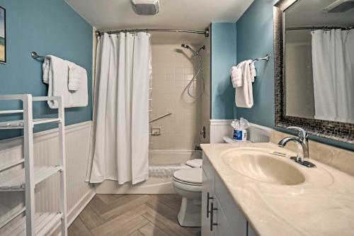 La salle de bains est pourvue d'un lavabo, de toilettes et d'une douche. dans l'établissement Beachfront Condo with Resort Amenities and Boardwalk!, à Myrtle Beach