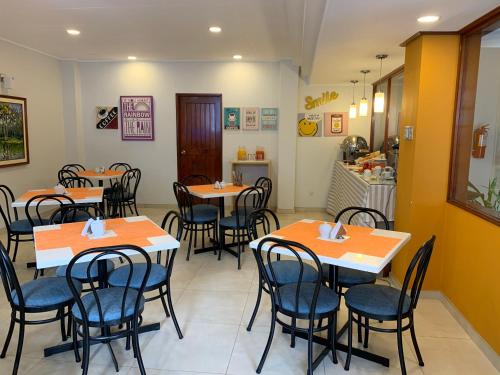 a dining room with tables and chairs in a restaurant at Hotel Acosta in Iquitos