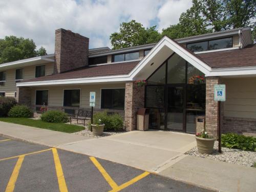 un edificio con muchas puertas de cristal en una calle en Boarders Inn and Suites by Cobblestone Hotels - Ripon, en Ripon