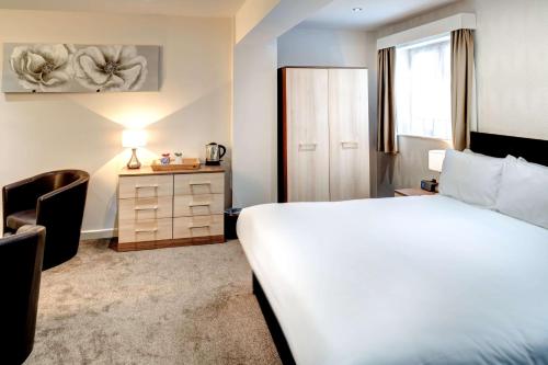 Tempat tidur dalam kamar di Best Western Weymouth Hotel Rembrandt