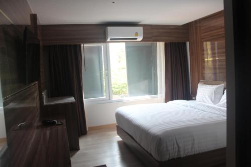 une chambre avec un lit et une fenêtre dans l'établissement H-District Boutique Poshotel, à Bangkok