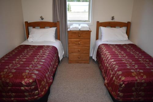 2 Betten nebeneinander in einem Zimmer in der Unterkunft Gladstone Cottage in Twizel